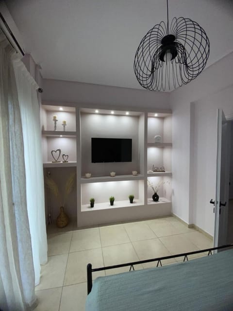 Property building, Bed, TV and multimedia, Photo of the whole room, Decorative detail, Bedroom, On site, Guests, group of guests
