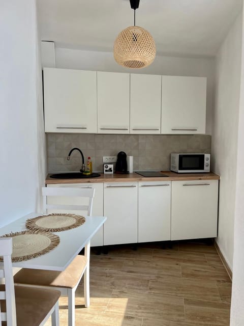 Kitchen or kitchenette, minibar