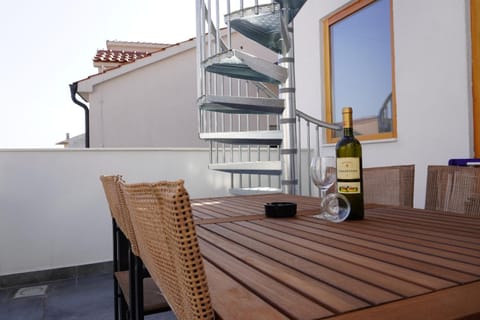 View (from property/room), Balcony/Terrace, Food and drinks, Dining area, Drinks