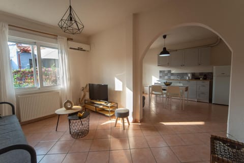 Living room, Dining area, air conditioner