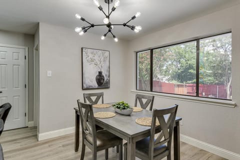 11 Mi to Six Flags! Poolside Oasis in Bedford House in Bedford