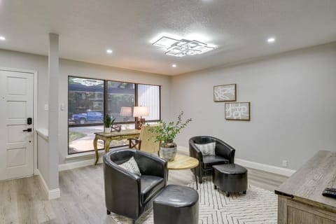 11 Mi to Six Flags! Poolside Oasis in Bedford House in Bedford