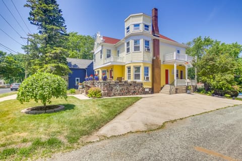 Algoma Victorian - Steps to Lake Michigan! House in Algoma