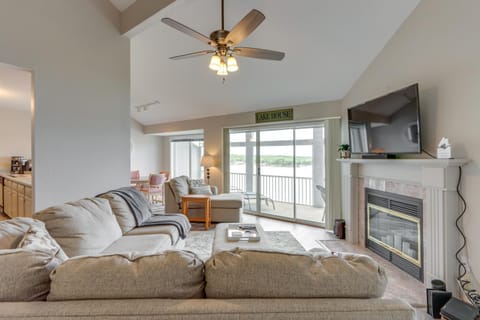 Lakefront Ozark Getaway with Views and Community Perks Apartment in Village Four Seasons