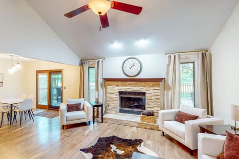 Dog-Friendly Yard! Family Retreat in Fort Wayne House in Fort Wayne