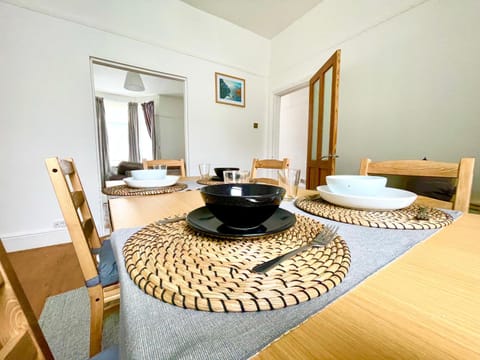 Seating area, Dining area