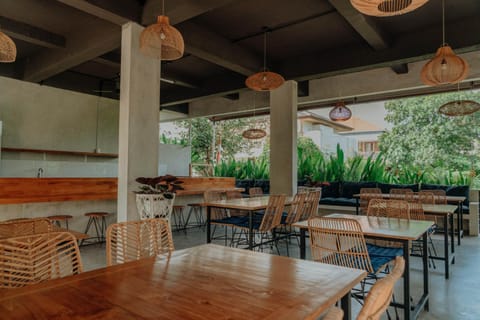 Restaurant/places to eat, Seating area