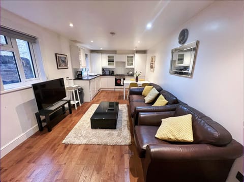 Communal lounge/ TV room, TV and multimedia, Kitchen or kitchenette, Living room, Seating area, Dining area, Evening entertainment, minibar