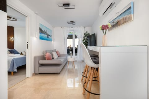 Kitchen or kitchenette, Living room, Seating area, Dining area, Bedroom