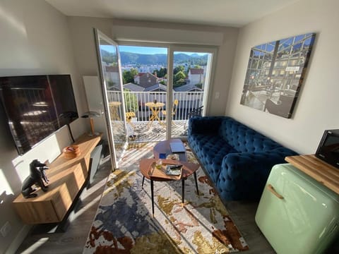 TV and multimedia, Living room, Seating area, hair dresser