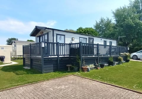 Property building, Patio, Balcony/Terrace, Seating area