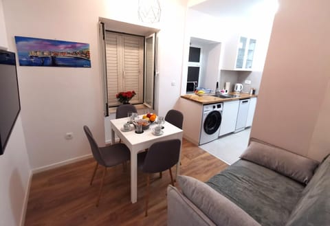 Kitchen or kitchenette, Living room, Seating area, Dining area, washing machine