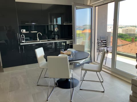 Kitchen or kitchenette, Dining area