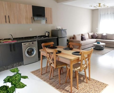 Communal lounge/ TV room, Kitchen or kitchenette, Seating area, Dining area, stove