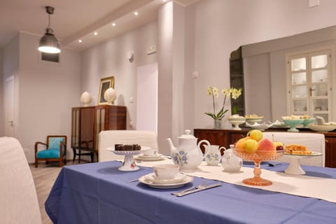 Food and drinks, Food, Continental breakfast