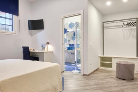 Bed, TV and multimedia, Photo of the whole room, Bedroom, towels