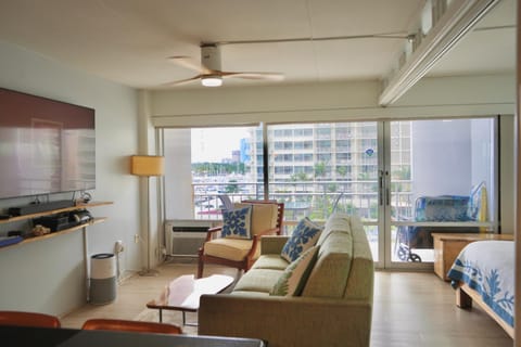 TV and multimedia, Living room, Seating area, air conditioner