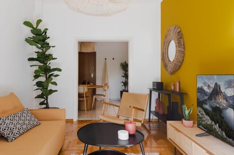 TV and multimedia, Living room, Decorative detail, Seating area, Dining area