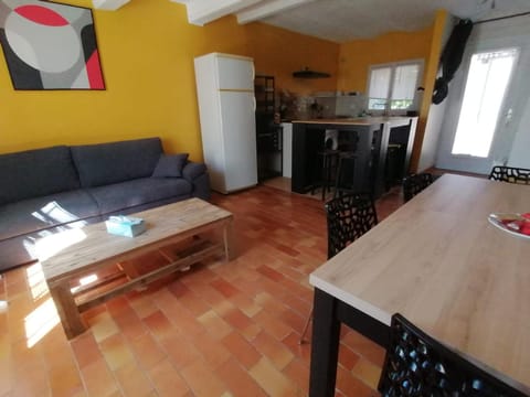 Comme à la maison, T3 tout confort pour 8, jardin au calme House in Hyères