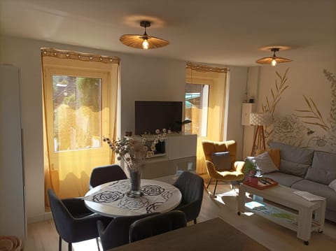 TV and multimedia, Living room, Seating area, Dining area