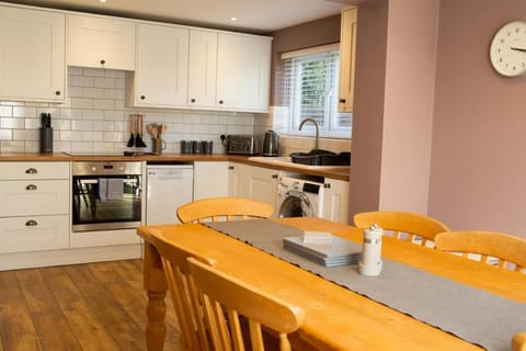 Property building, Coffee/tea facilities, Kitchen or kitchenette, Dining area, dishwasher, stove, toaster, washing machine