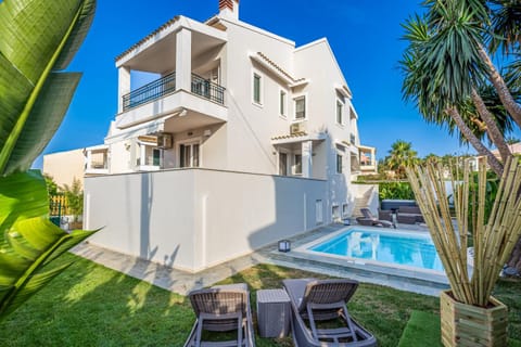 Property building, Day, Garden, Garden view, Pool view, Swimming pool, sunbed