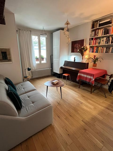 Bed, Library, Living room, Photo of the whole room, Seating area, Bedroom, hair dresser