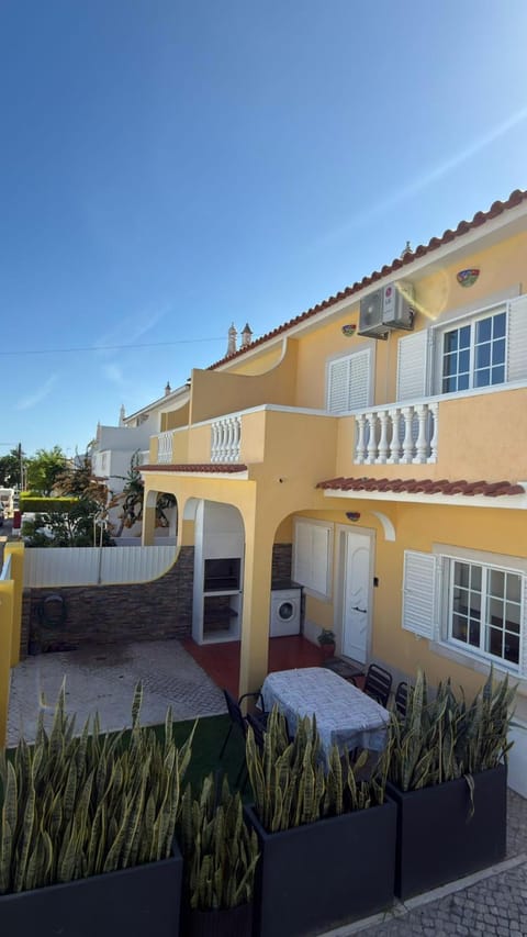 Shower, Facade/entrance, BBQ facilities, washing machine
