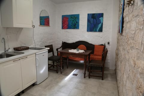 Kitchen or kitchenette, Seating area