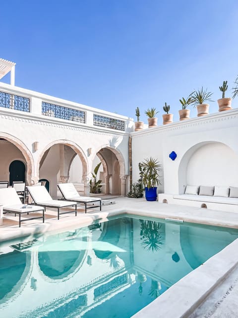 Patio, Swimming pool, sunbed