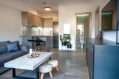 Bathroom, Kitchen or kitchenette, Seating area