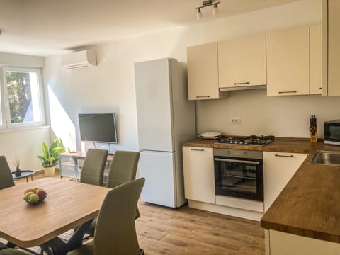 Kitchen or kitchenette, Living room, Seating area, Dining area