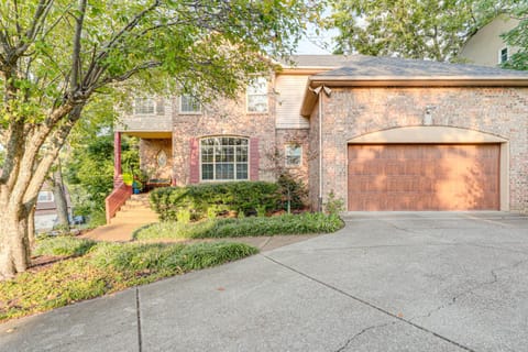 Family Home with Deck 12 Mi to Downtown Nashville! House in Brentwood