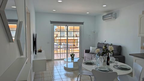 TV and multimedia, Living room, Seating area, Dining area, air conditioner
