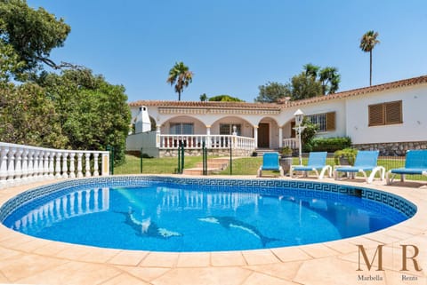 Property building, Garden, Swimming pool, sunbed
