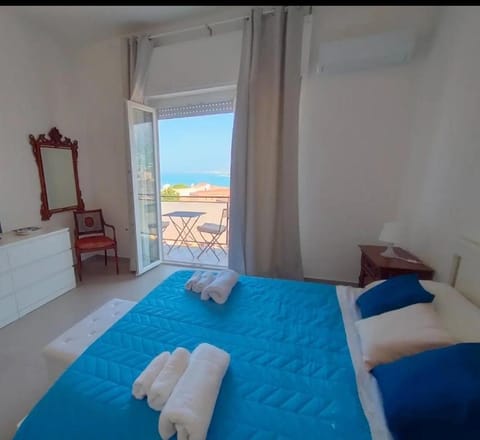 Bed, Bedroom, Sea view