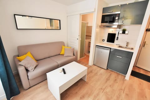 Dining area, minibar