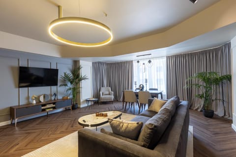 TV and multimedia, Living room, Seating area, Evening entertainment