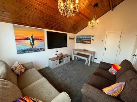 Communal lounge/ TV room, TV and multimedia, Living room, Seating area, Evening entertainment