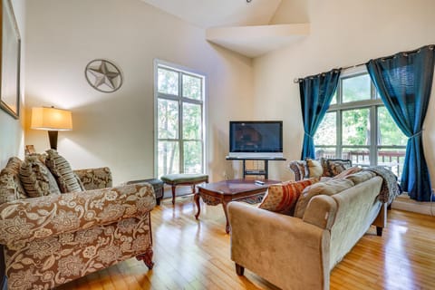 Double Springs Cabin Stay with Deck and Shared Dock! Cabin in Lewis Smith Lake