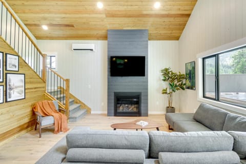 Modern Lakeside Cabin with Mountain Views and Hot Tub! Cabin in Flathead Lake