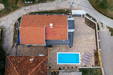 Property building, Bird's eye view, Pool view, Swimming pool