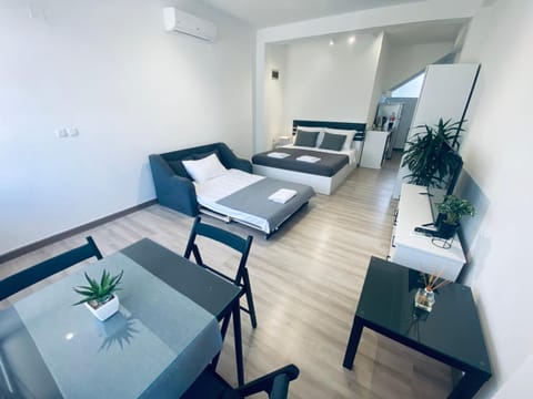 Bed, TV and multimedia, Photo of the whole room, Bedroom, hair dresser, air conditioner