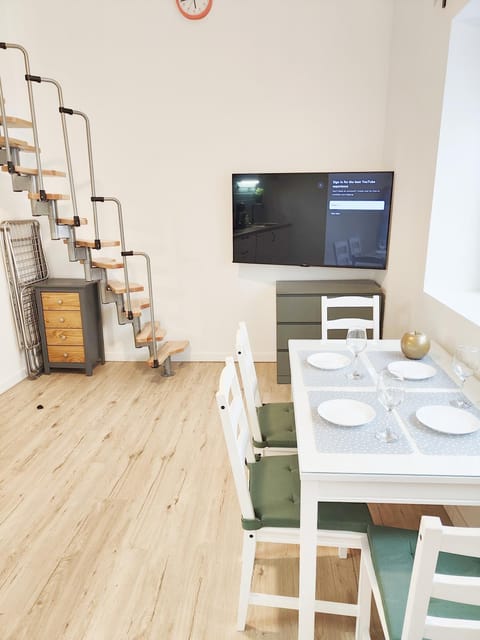 Seating area, Dining area