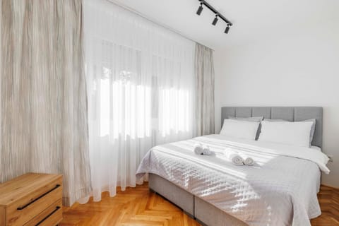 Bed, Photo of the whole room, Seating area, Bedroom, towels