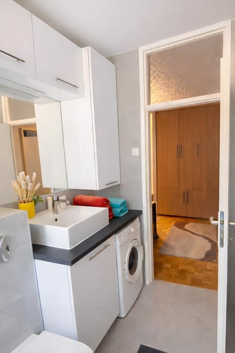 Bathroom, towels, washing machine