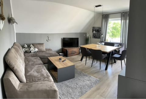 TV and multimedia, Living room, Seating area, Dining area, Evening entertainment