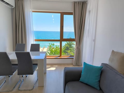 Natural landscape, View (from property/room), Balcony/Terrace, Living room, Seating area, Dining area, Sea view