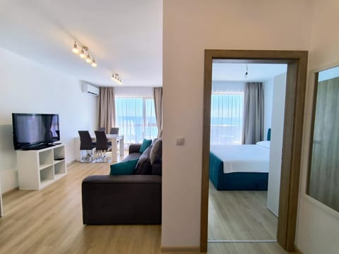 Bed, TV and multimedia, Photo of the whole room, Seating area, Bedroom