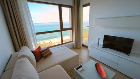 Natural landscape, TV and multimedia, Living room, Seating area, Sea view